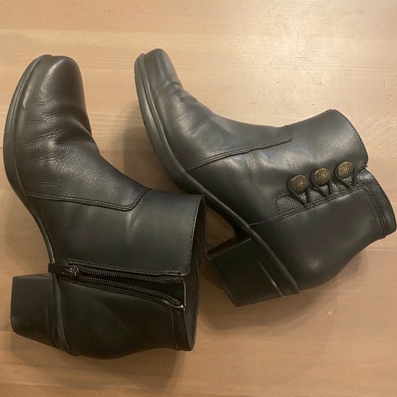 Clarks Boots Size 8 EUC - Picture 1 of 5